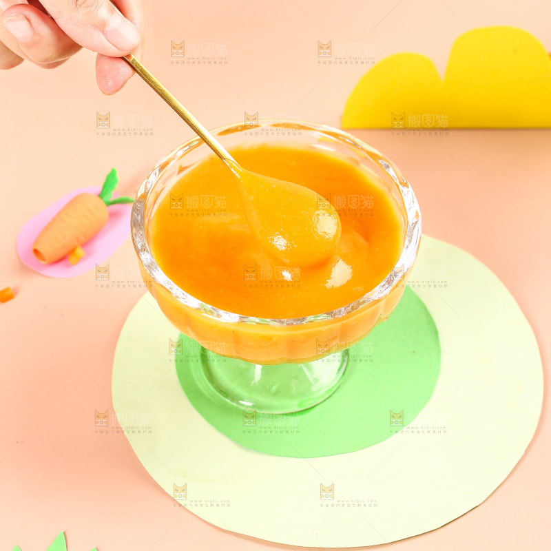 勺子上舀着宝宝辅食胡萝卜泥