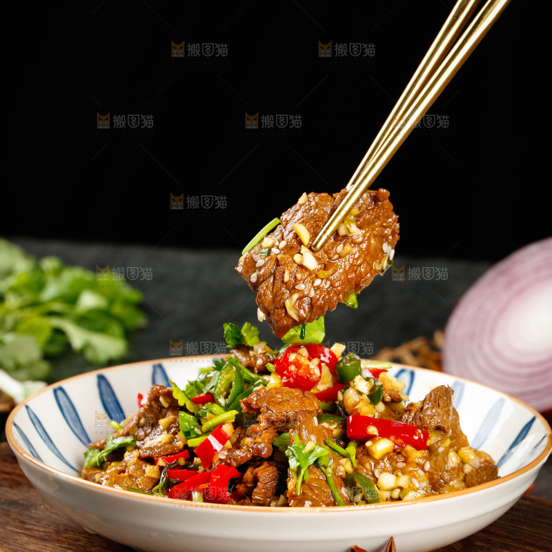 筷子上夹着牛肉