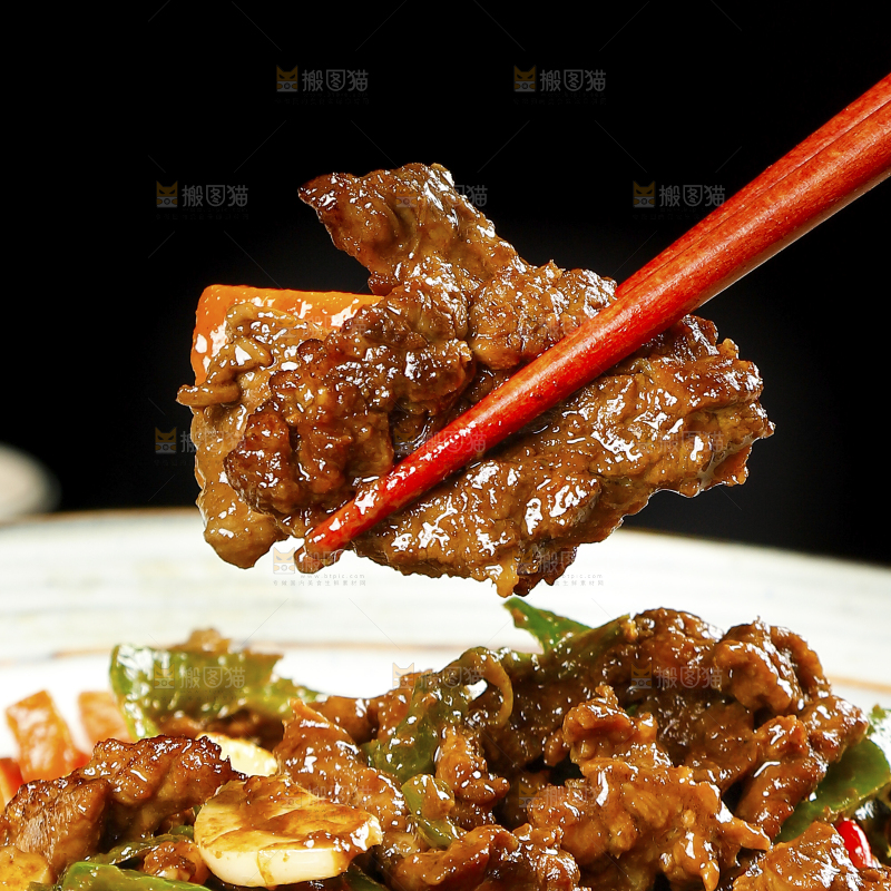 筷子上夹着炒牛肉