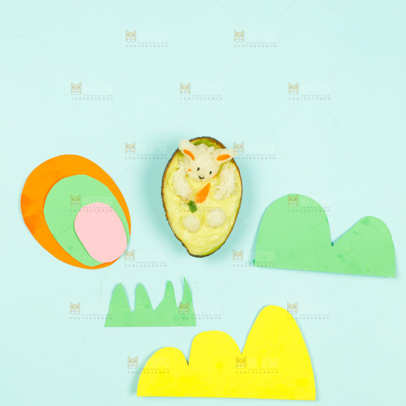 浅底上的牛油果饭团
