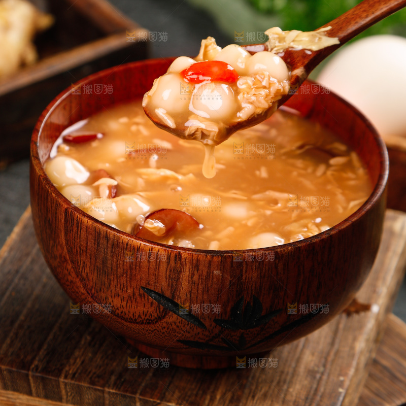 勺子上舀着红枣酒酿圆子