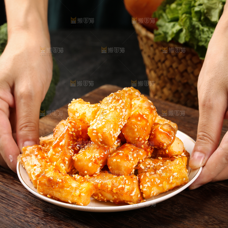 手里端着一盘拔丝山药