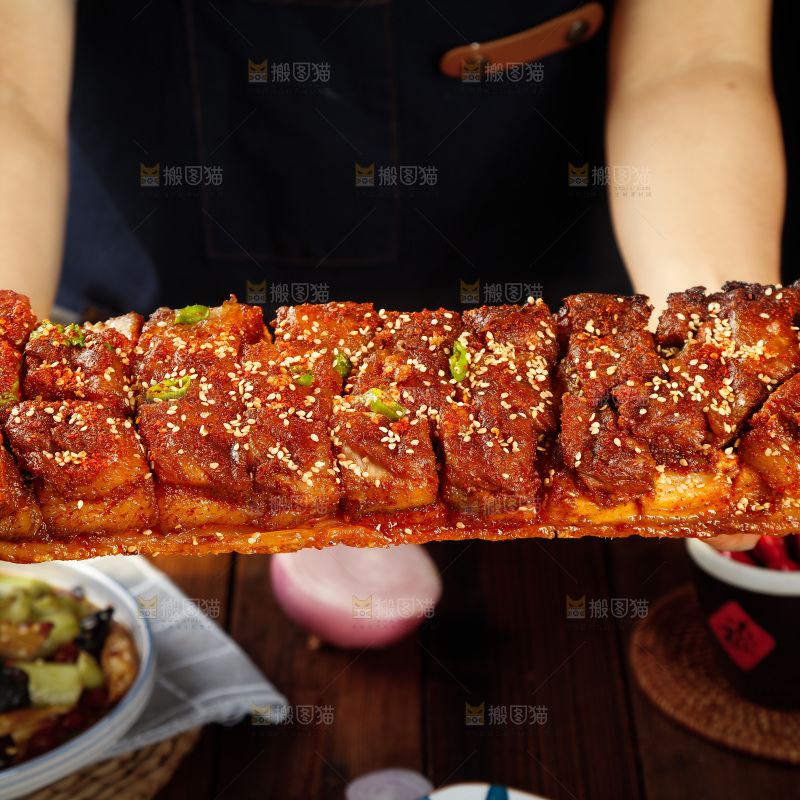 手里拿着脆皮烤肉