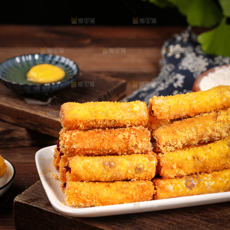 木底上放着一盘香酥紫薯条