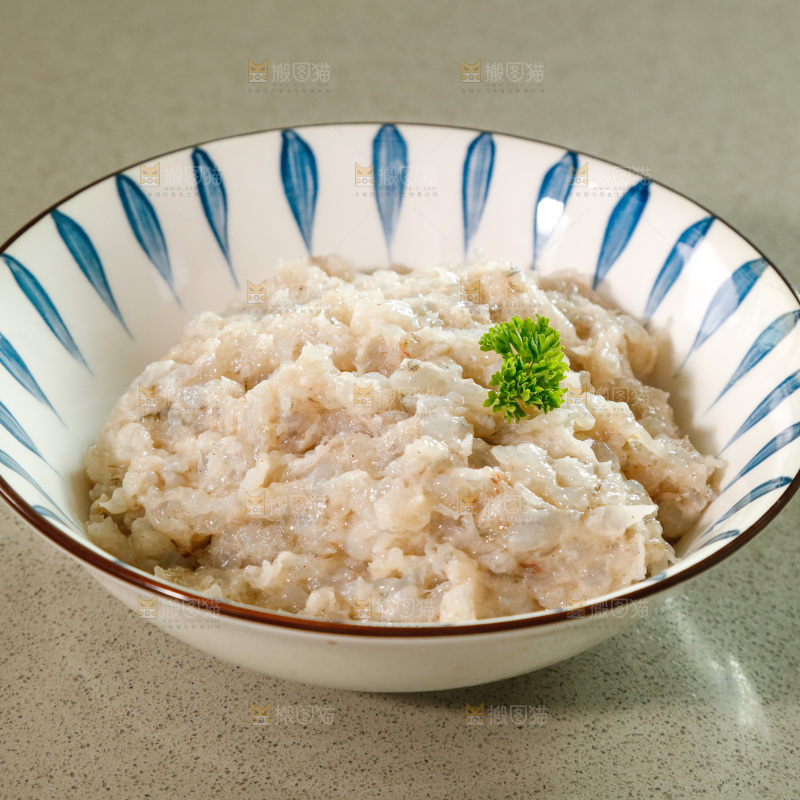 大理石底上摆放着一碗虾肉泥