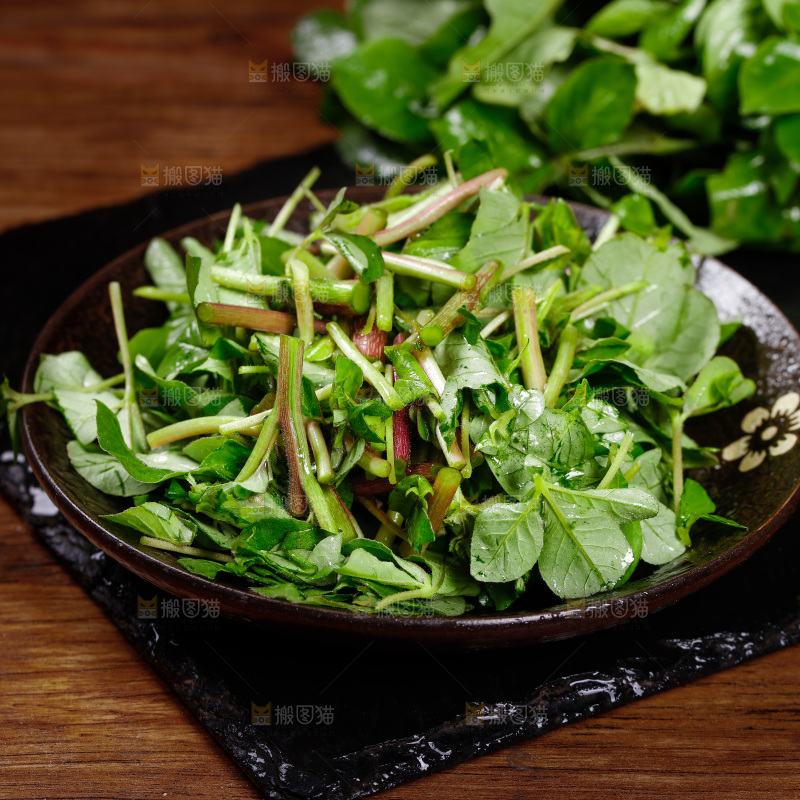 黑石板上一盘白花菜