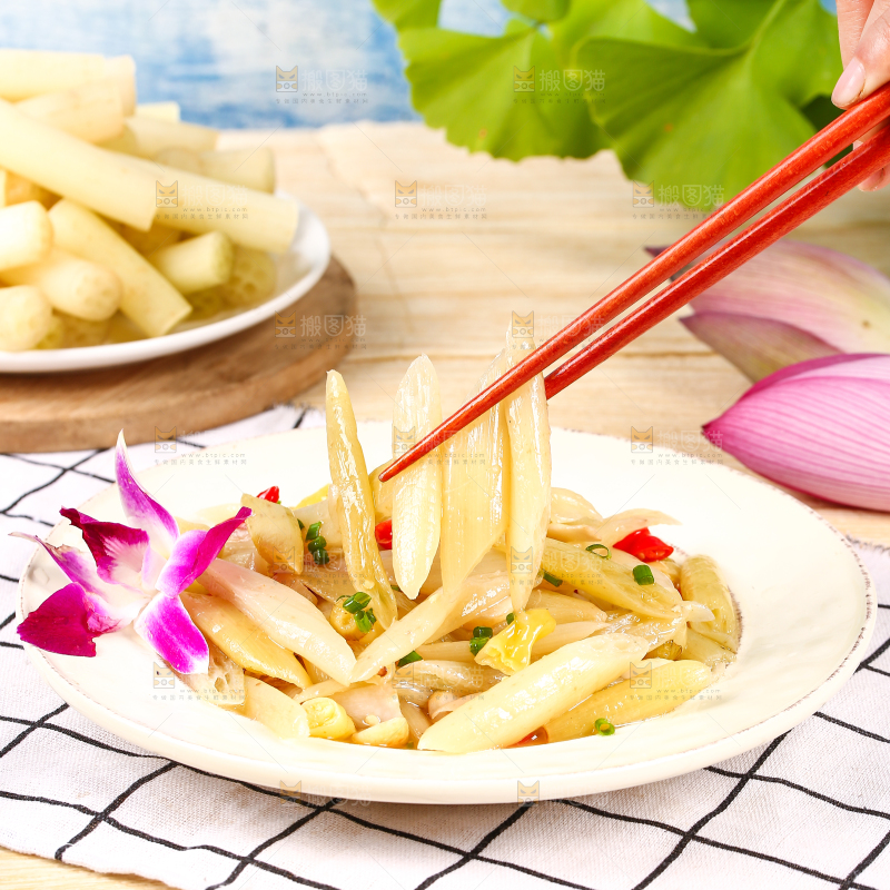 筷子上夹着酸辣藕带