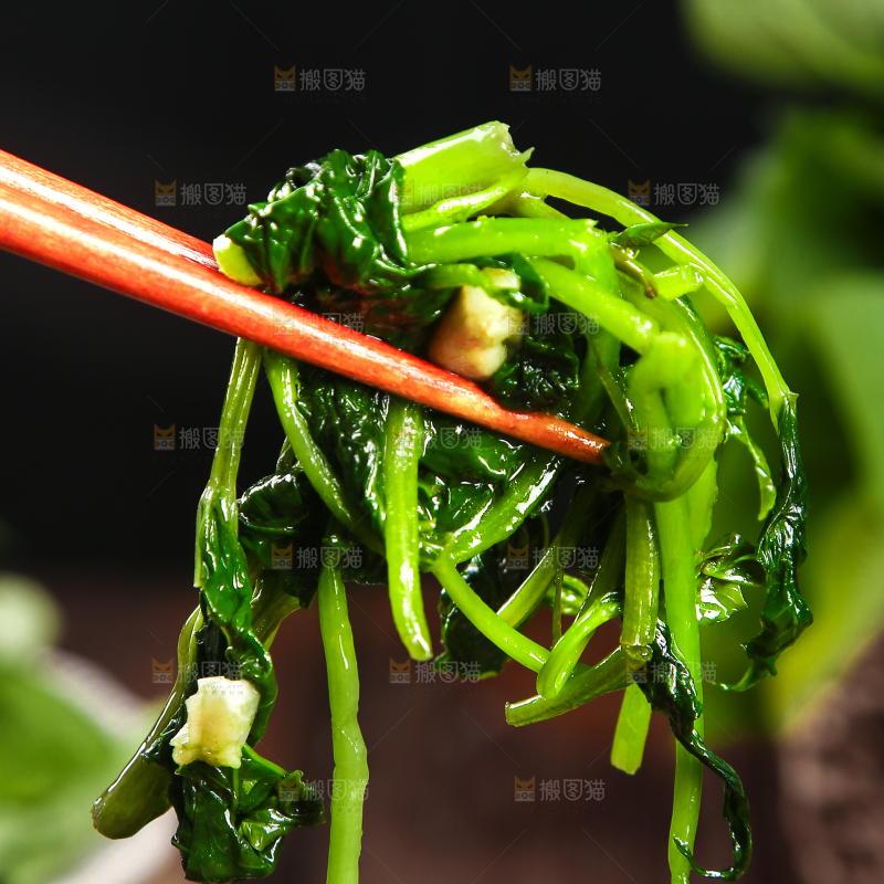 筷子上夹着素炒苕尖