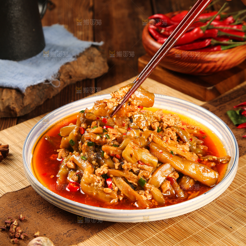 筷子上夹着肉末茄子