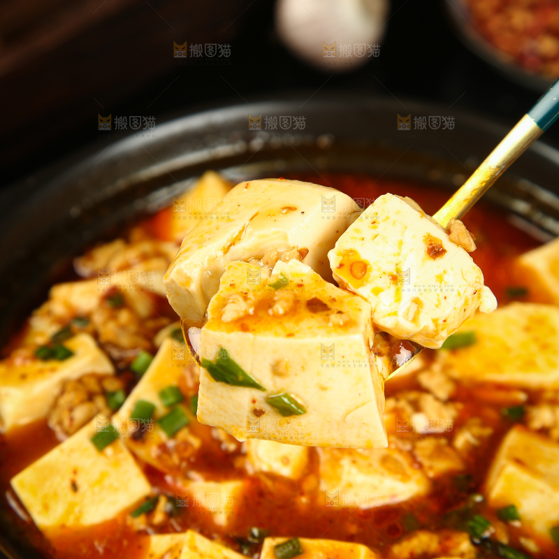 勺子上舀着豆腐