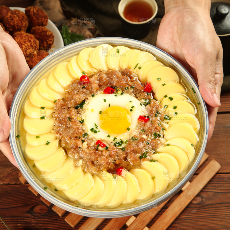 手里端着一盘鸡蛋豆腐蒸肉沫
