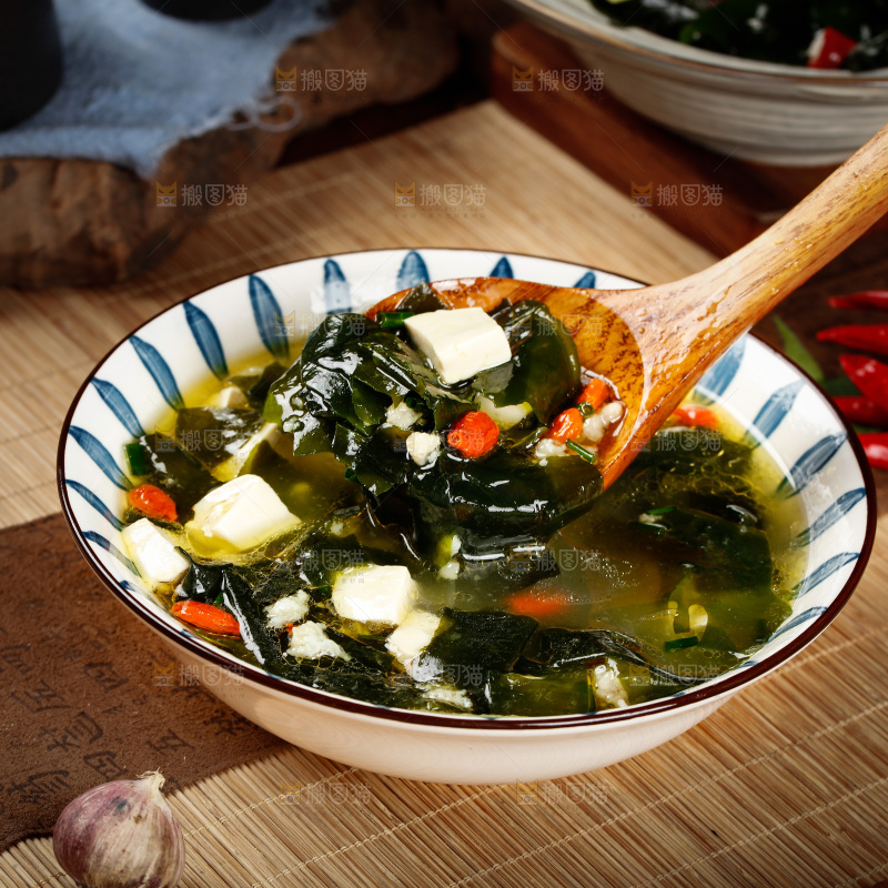 勺子上舀着裙带菜豆腐汤