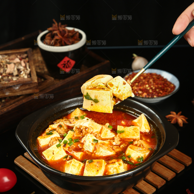 勺子上舀着豆腐