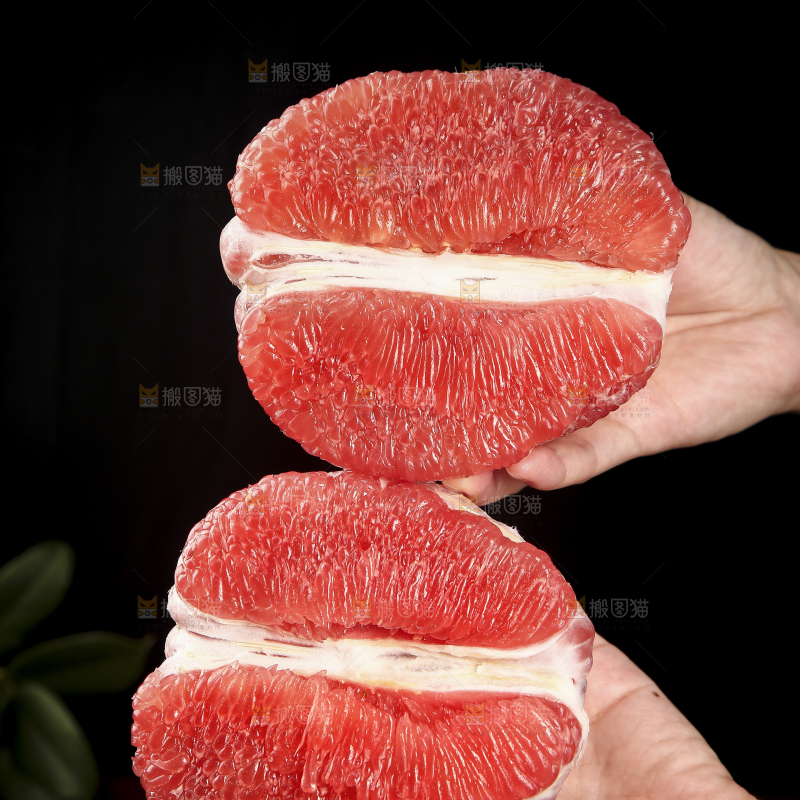 手里拿着红肉蜜柚
