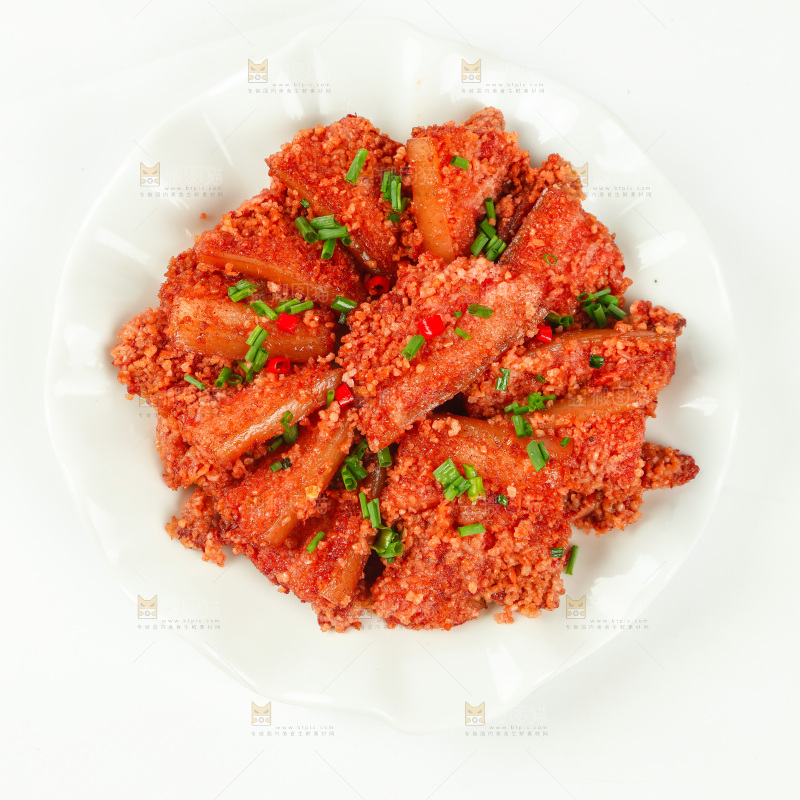 一盘粉蒸肉摆放在白底上
