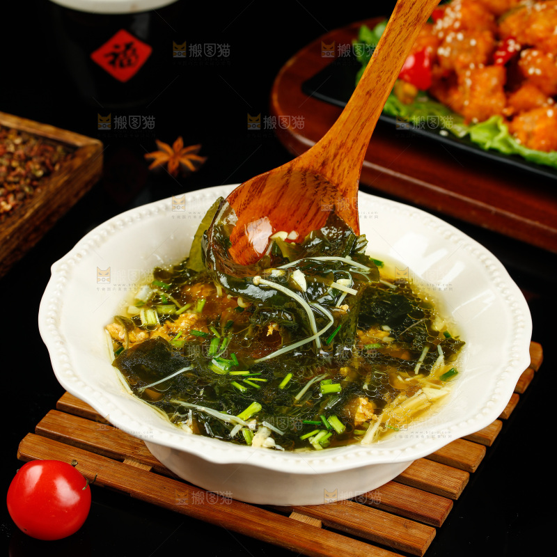 勺子上舀着裙菜汤