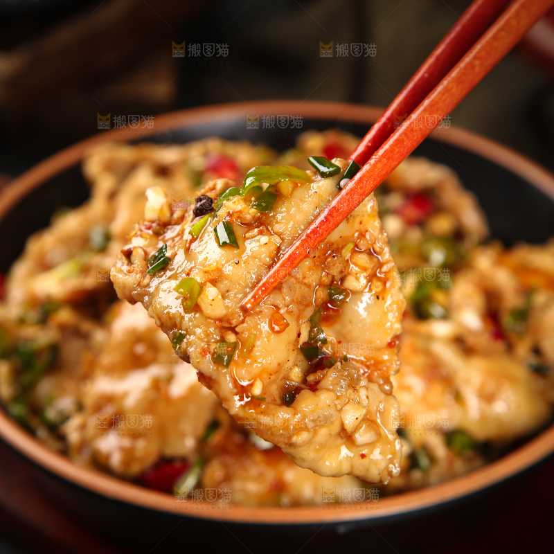 筷子上夹着水煮肉片
