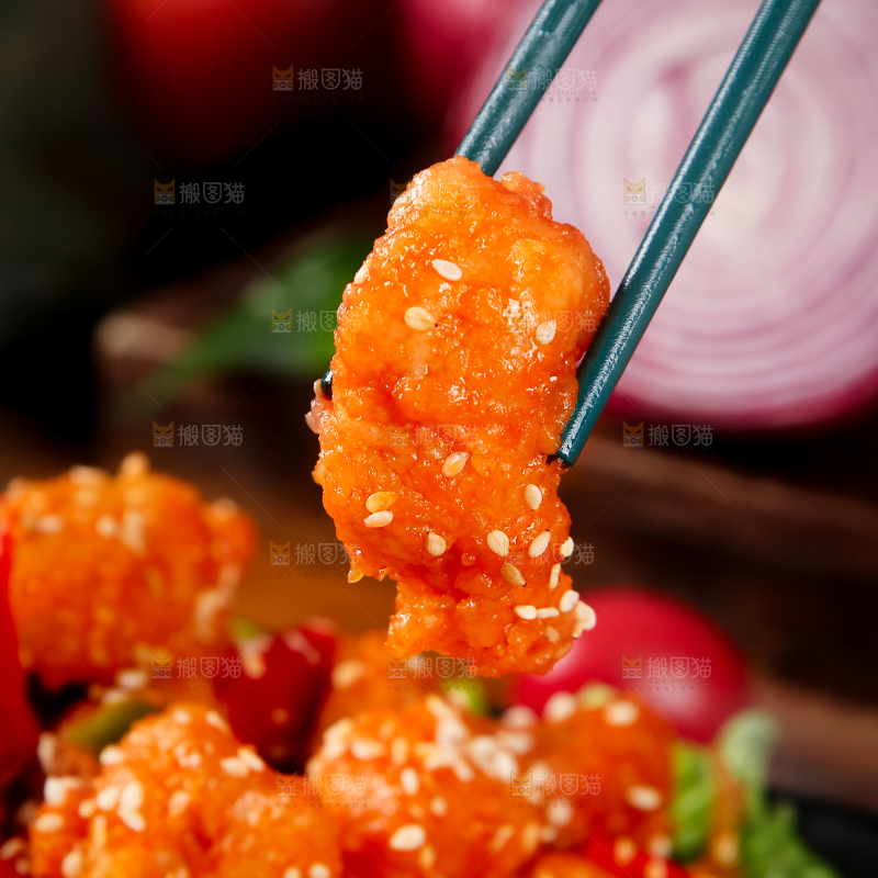 筷子上夹着咕咾肉