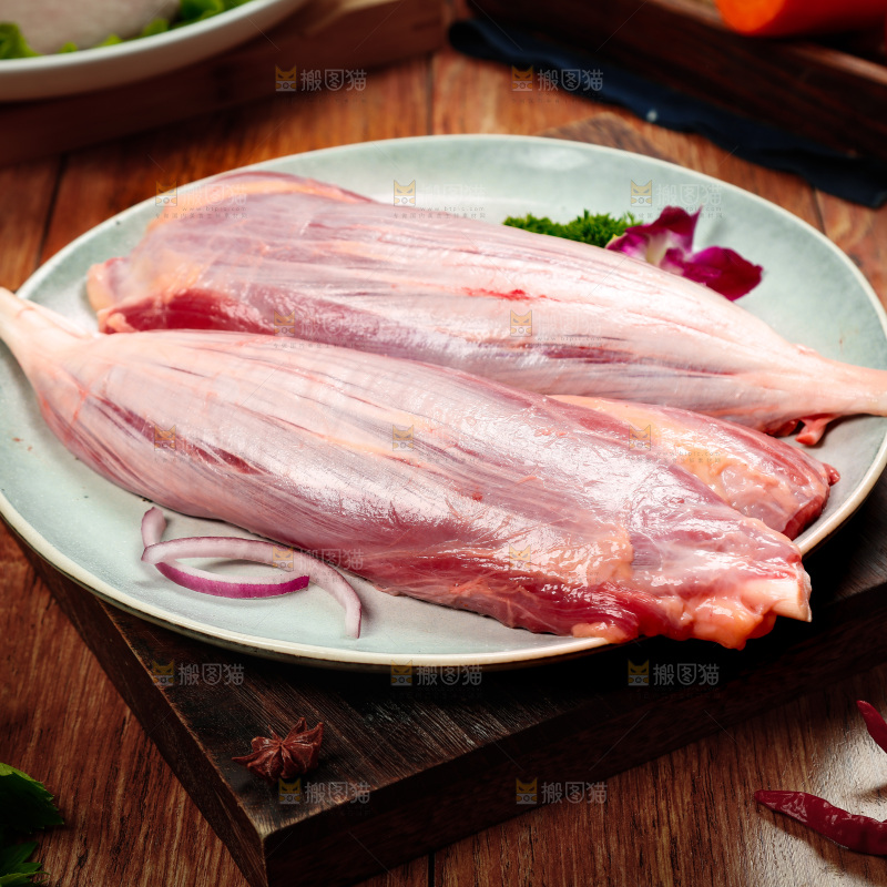 木底上一盘新鲜牛腱子肉