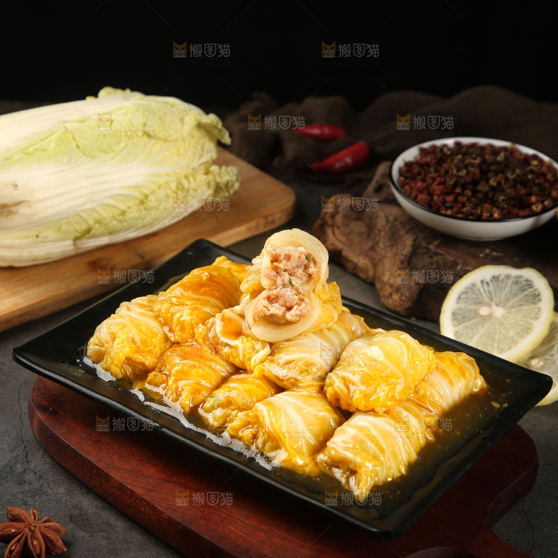 木板上放着一盘娃娃菜酿肉