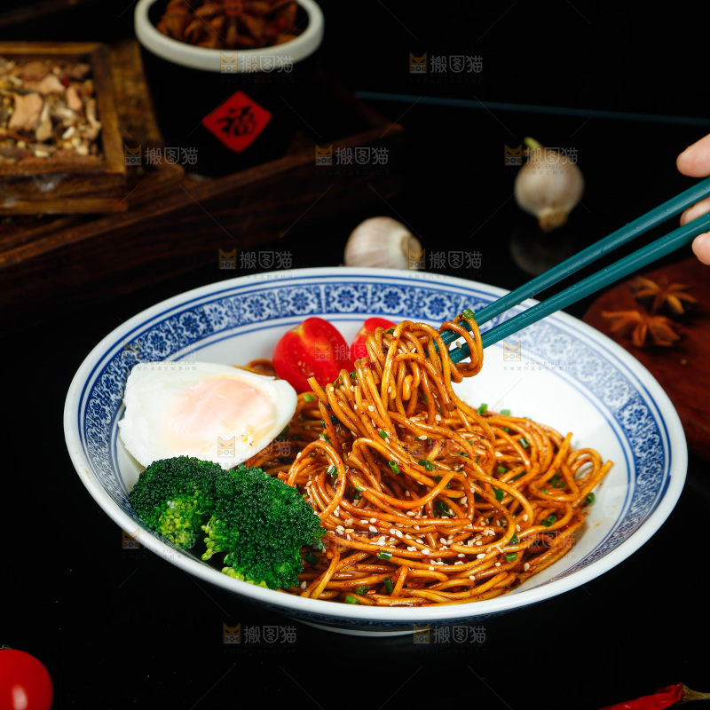 筷子上夹着面条