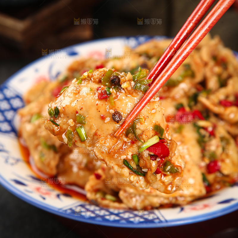 筷子上夹着水煮肉片