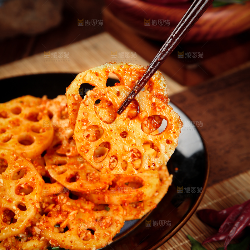 筷子上夹着爽口藕片