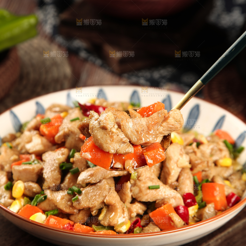 勺子上舀着炒鸡胸肉