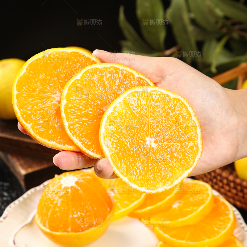 手里拿着爱媛38号果肉