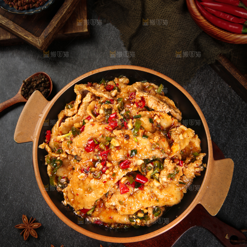 深底上放着一盘水煮肉片