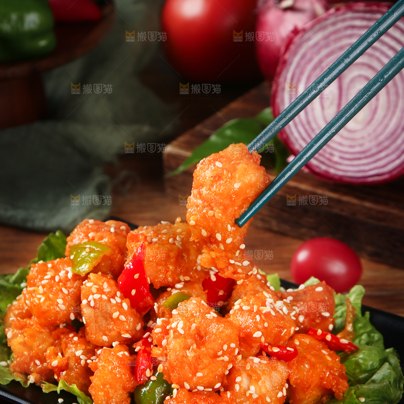 筷子上夹着咕咾肉