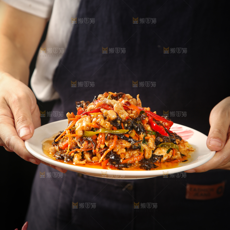 手里端着一盘鱼香肉丝