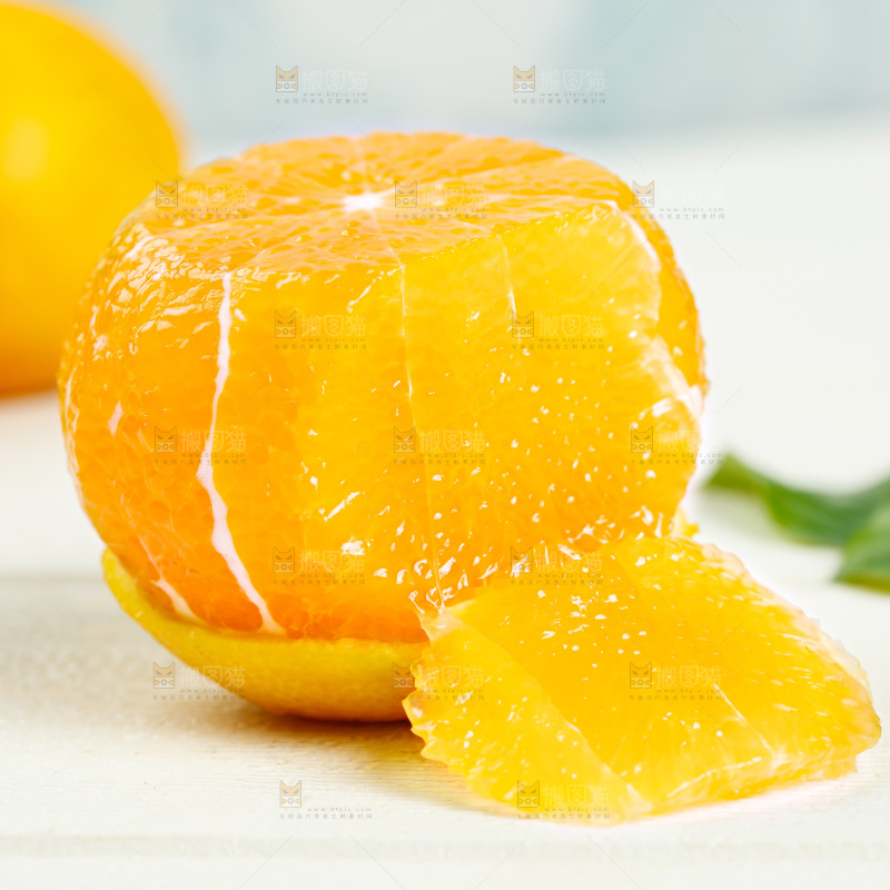 一个削皮的果冻橙