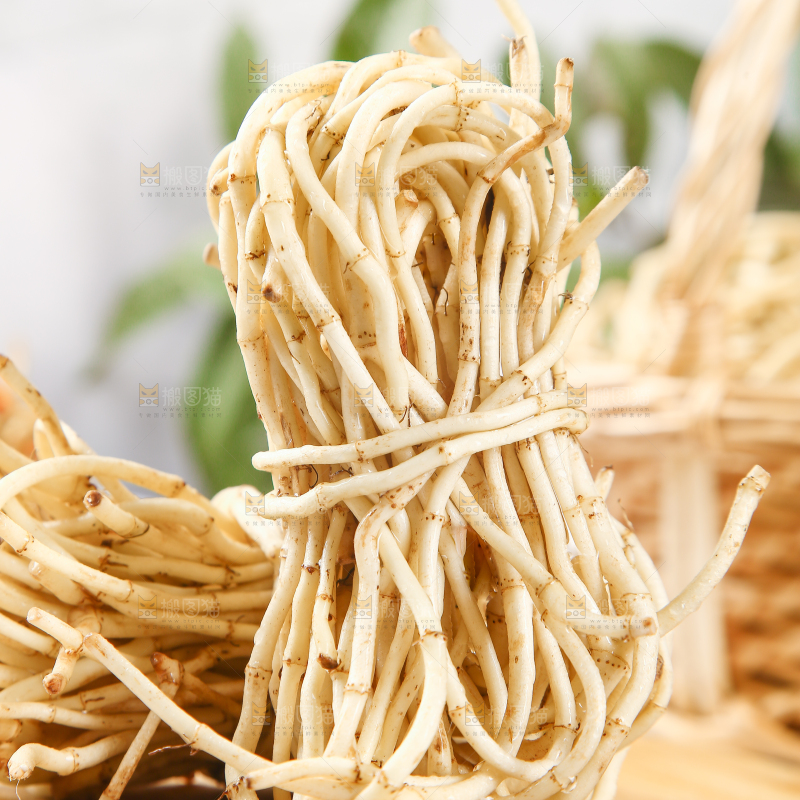 木板上放着折耳根