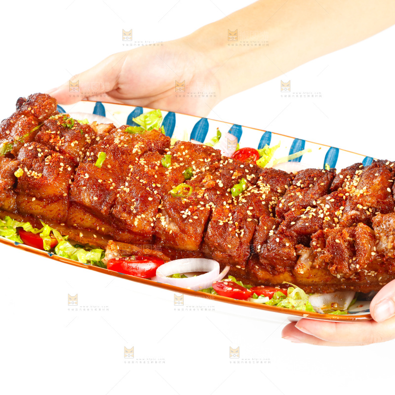 手里端着一盘烤五花肉