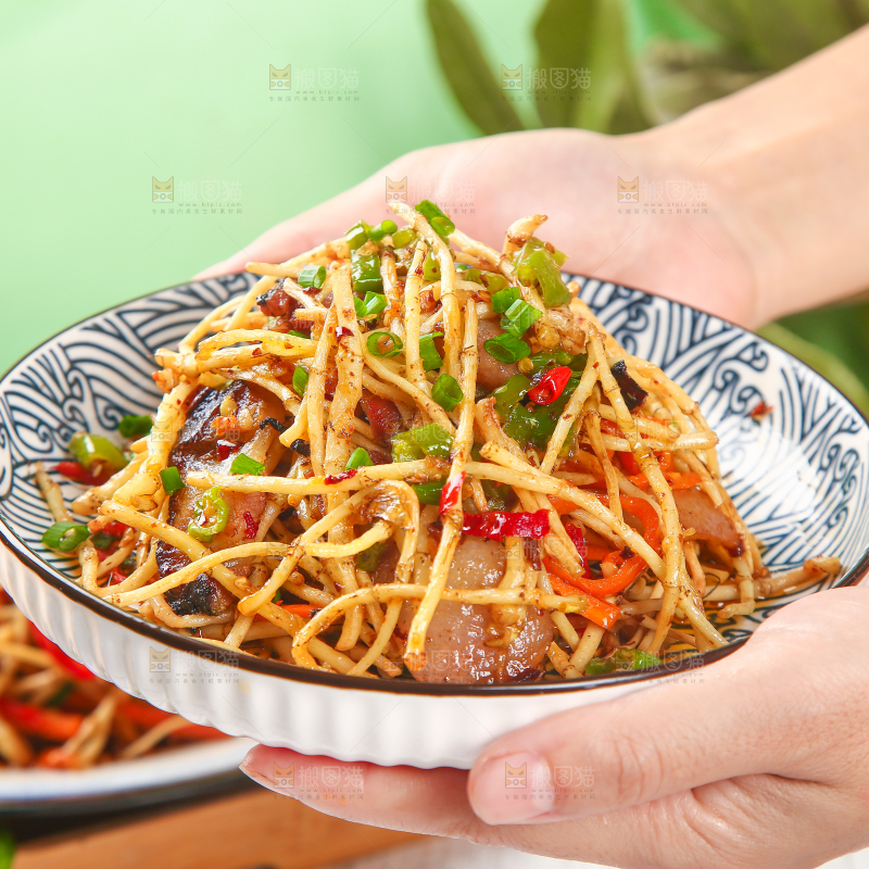 手里端着一盘腊味小炒鱼腥草