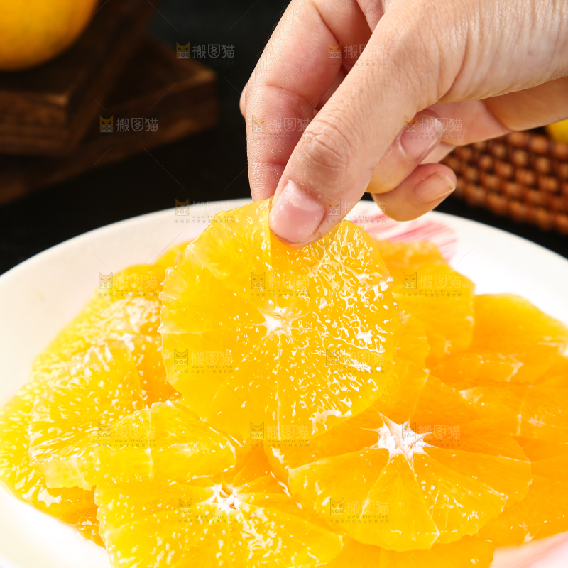 手里拿着橙子果肉
