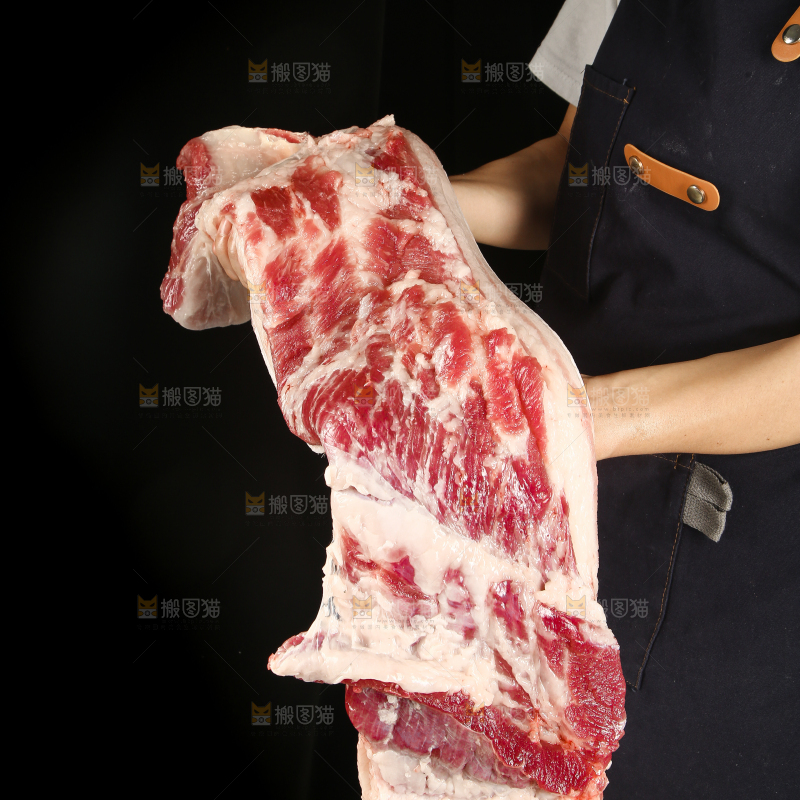 手里拿着新鲜猪肉