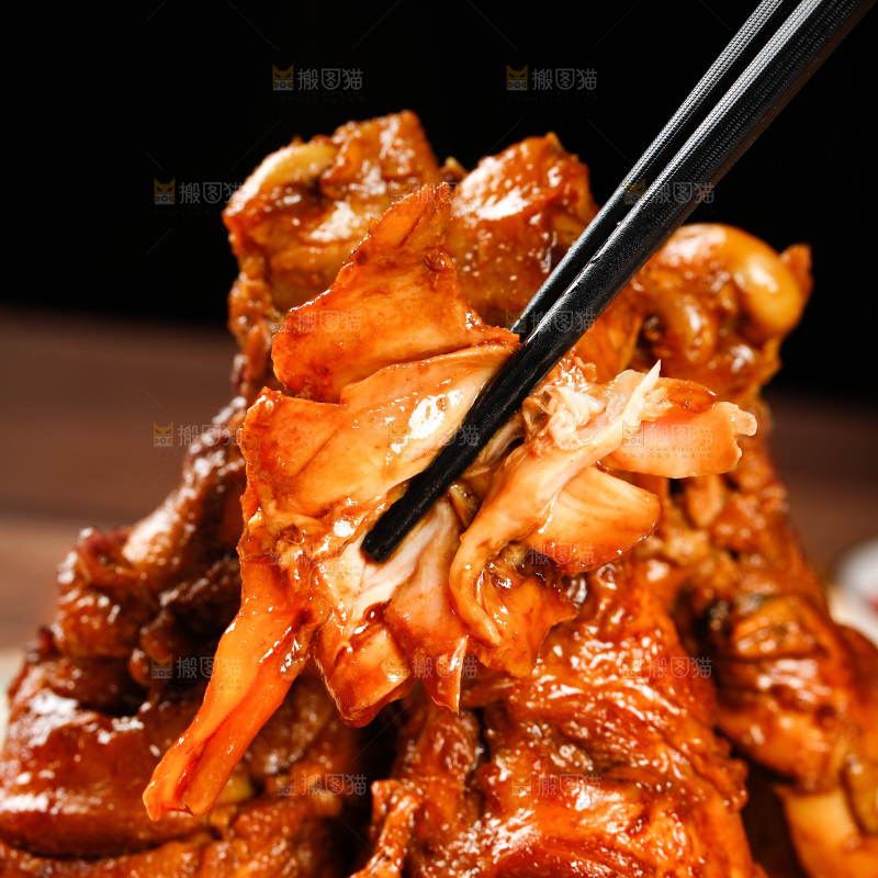 筷子上夹着鸡腿肉
