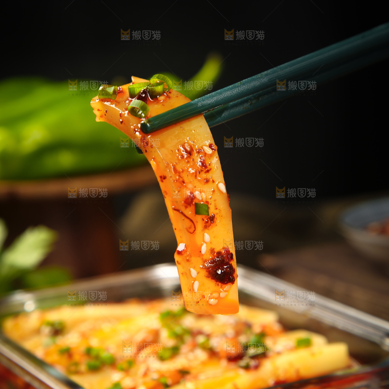 筷子上夹着米豆腐