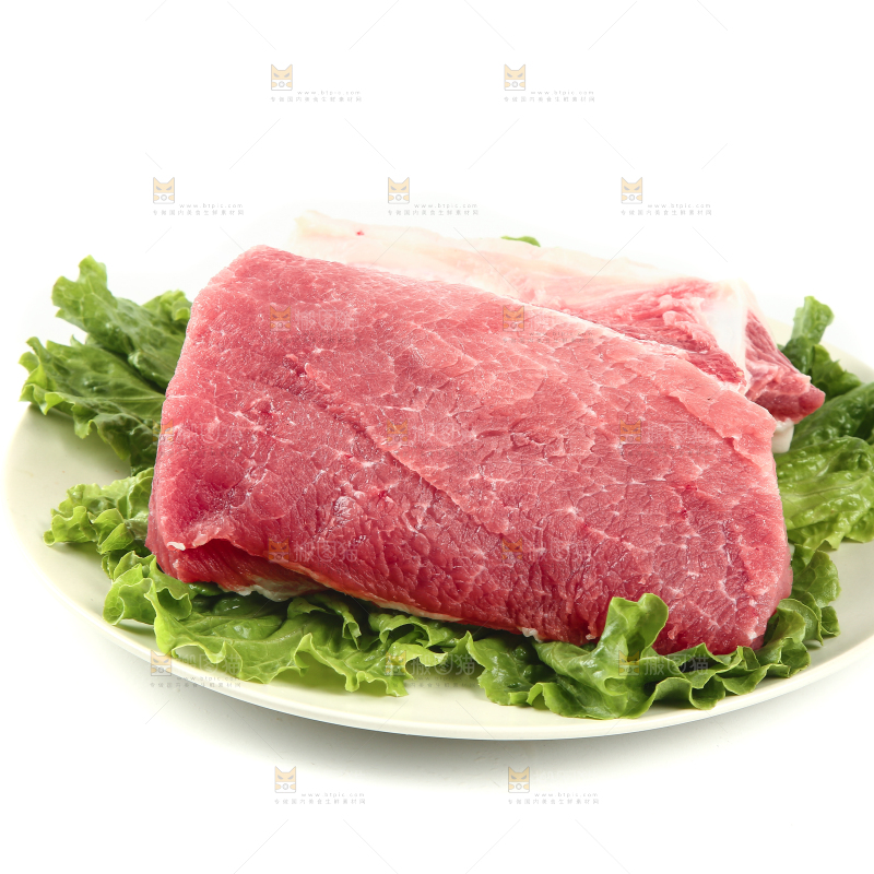 白底上摆放着一盘猪肉