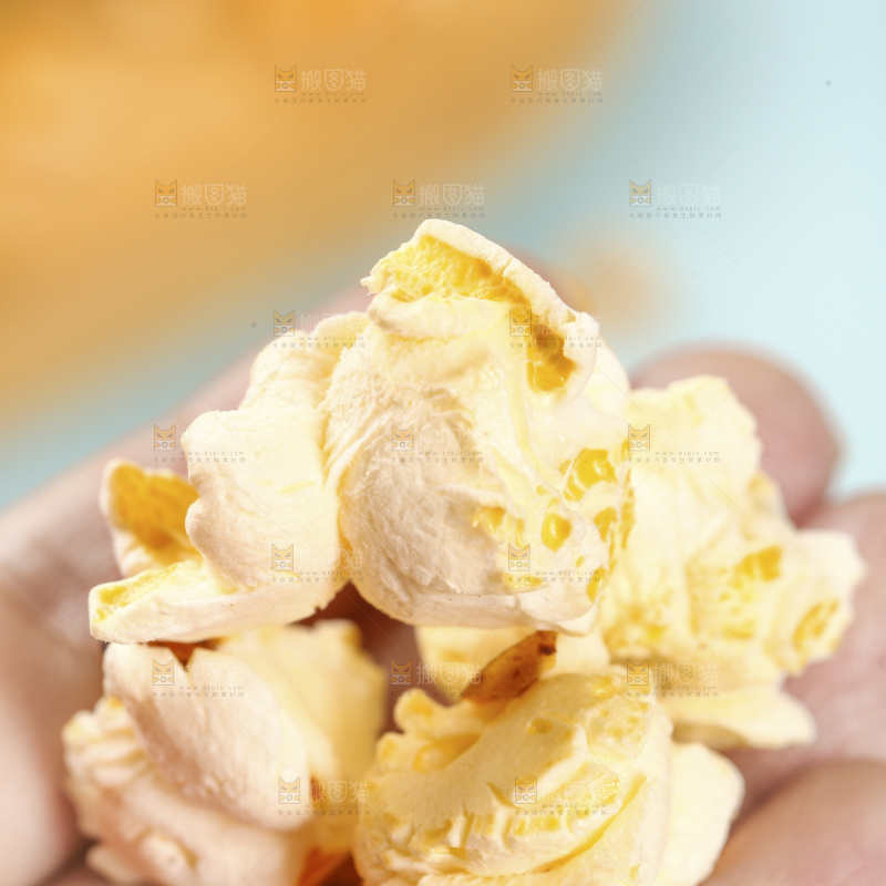 手里拿着爆裂玉米花