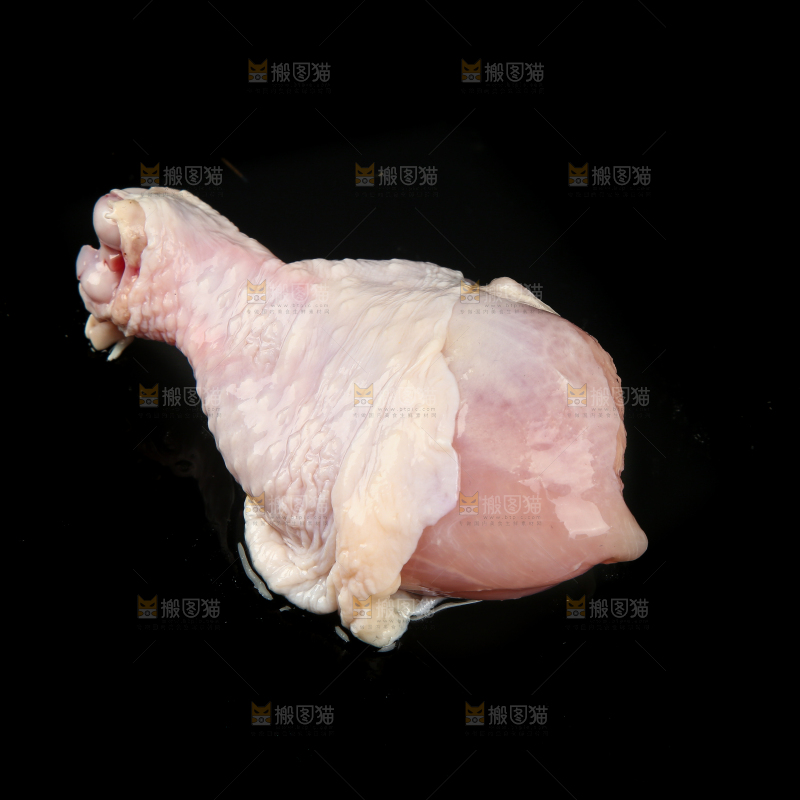 黑底上的鸡大腿