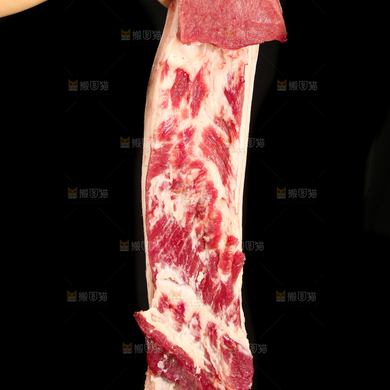 手里拿着新鲜猪肉