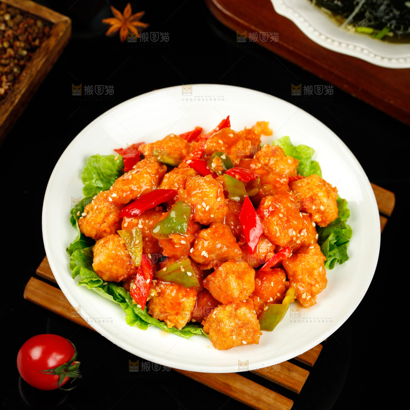 木垫上放着一盘咕咾肉