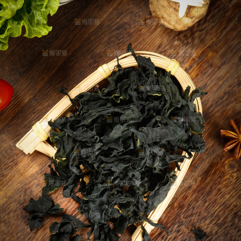 簸箕里的干裙带菜