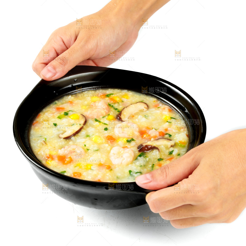 手里端着香菇时蔬虾仁粥