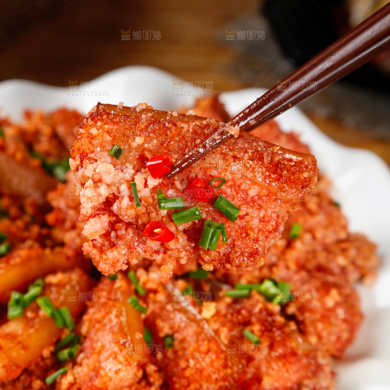筷子上夹着蒸肉