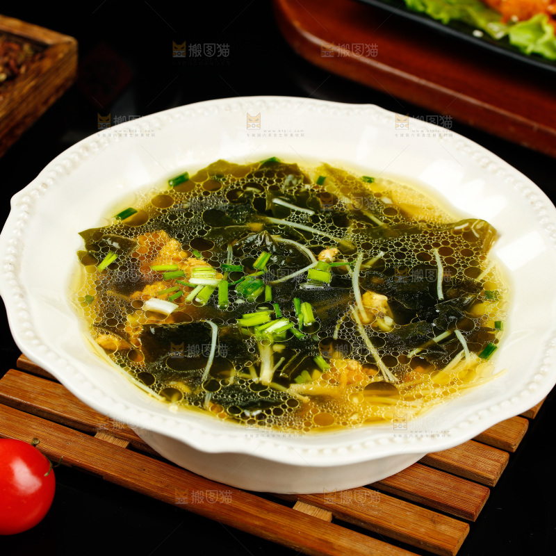 深底上放着一盘裙带肉沫汤