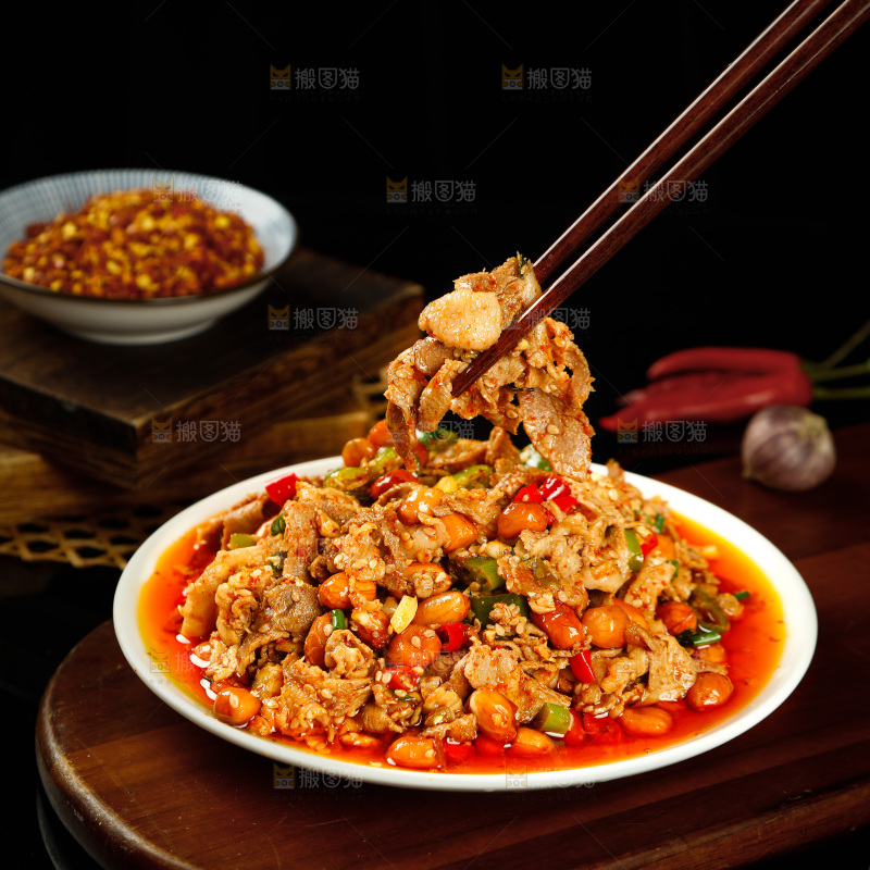 筷子上夹着凉拌牛肉